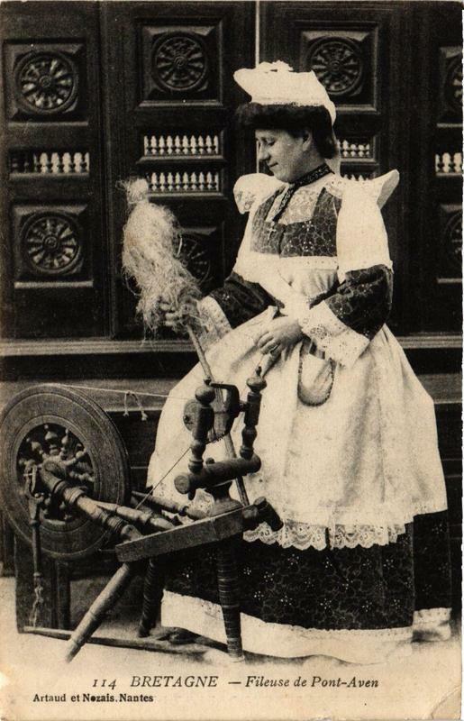 Carte postale ancienne Bretagne Fileuse de Pont-Aven Folklore