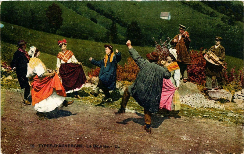 Carte postale ancienne Types d'Auvergne La Bourrée France Folklore