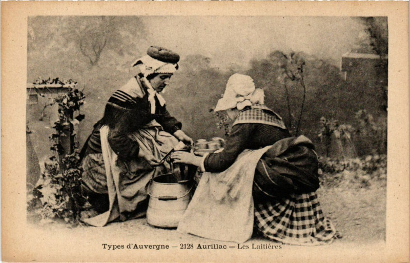 Carte postale ancienne Aurillac Les Laitieres France Folklore