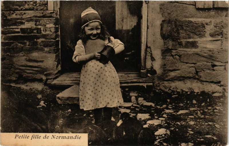 Carte postale ancienne Petite fille de Normandie France Folklore