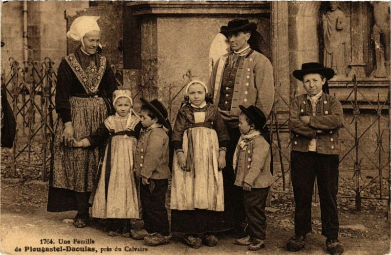 Carte postale ancienne Une Famille de Plougastel-Daoulas France Folklore