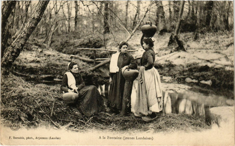 Carte postale ancienne A la Fontaine jeunes Landaises France Folklore