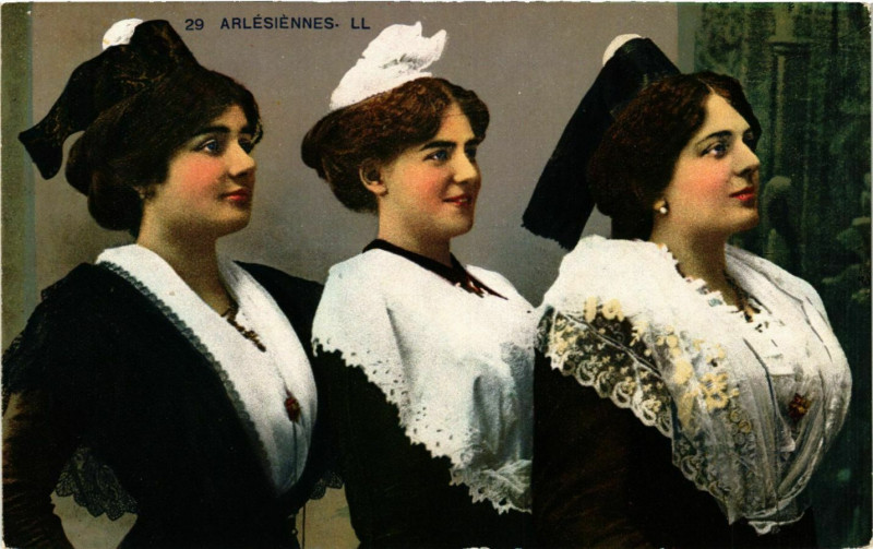 Carte postale ancienne Arlesiennes France Folklore