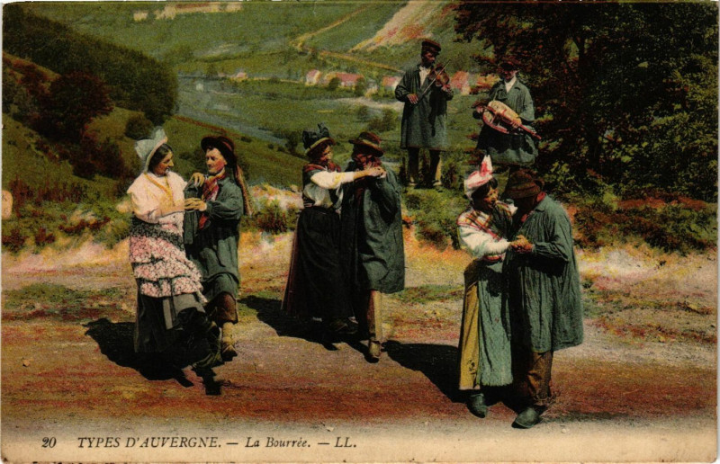 Carte postale ancienne Types d'Auvergne La Bourrée France Folklore