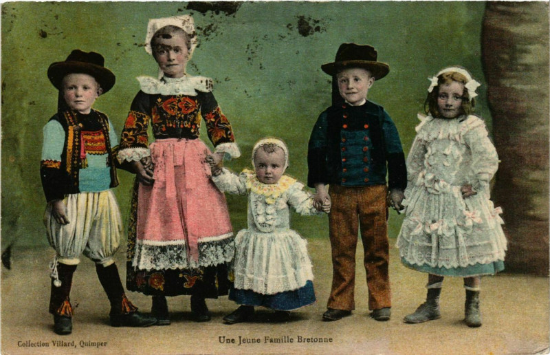 Carte postale ancienne Une Jeune Famille Bretonne France Folklore
