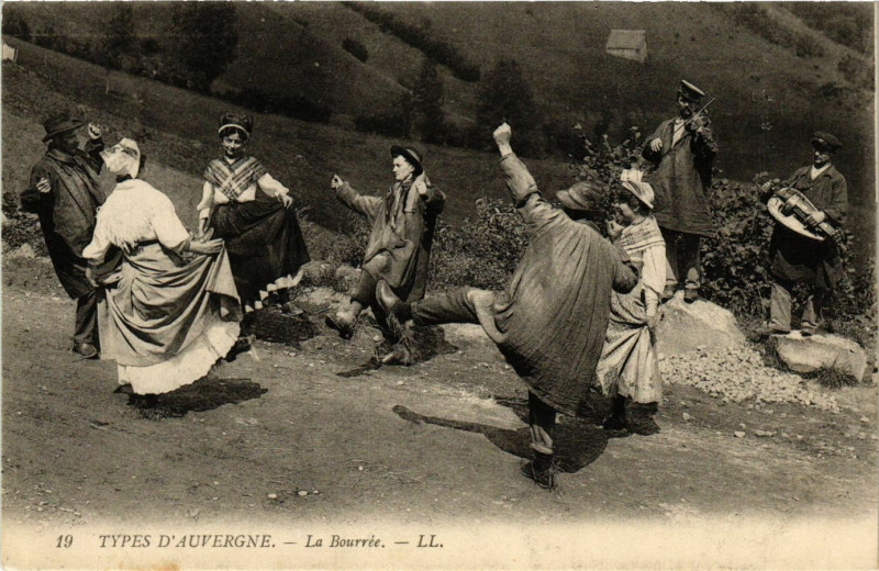 Carte postale ancienne Types d'Auvergne La Bourrée France Folklore