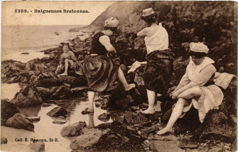 Carte postale ancienne Baigneuses Bretonnes France Folklore
