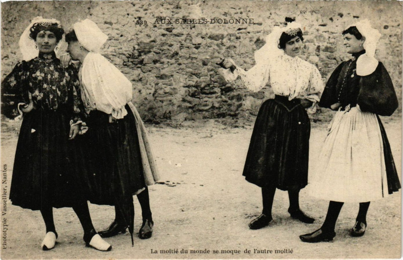 Carte postale ancienne Aux Sables d'Olonne France Folklore