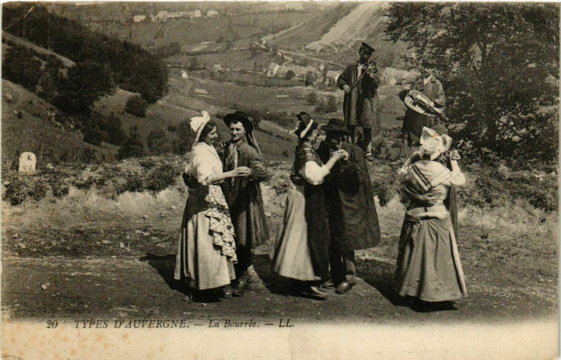 Carte postale ancienne Types d'Auvergne La Bourrée France Folklore