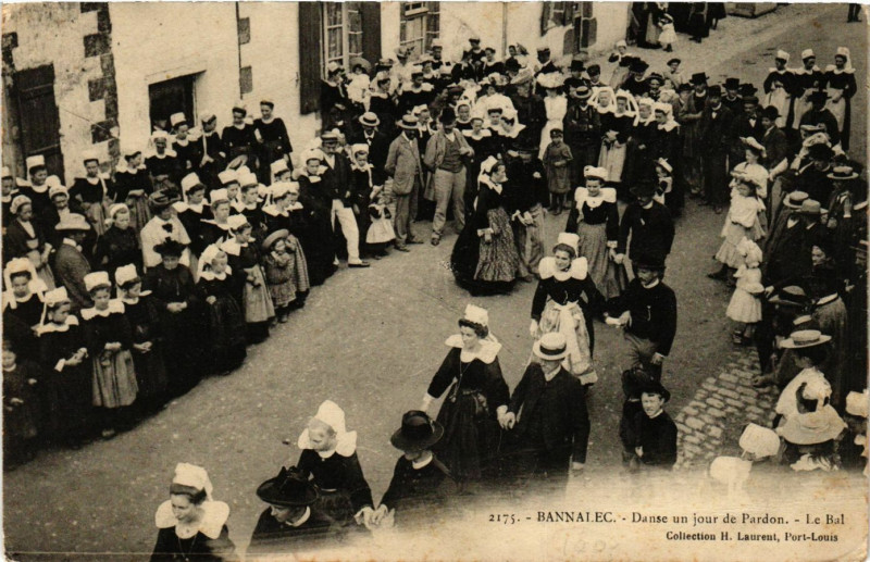 Carte postale ancienne Bannalec Danse un jour de Pardon France Folklore
