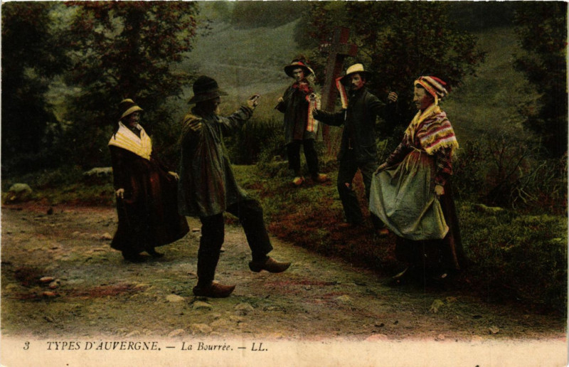Carte postale ancienne Types d'Auvergne La Bourrée France Folklore