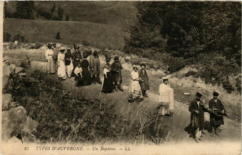 Carte postale ancienne Types d'Auvergne Un Bapteme France Folklore