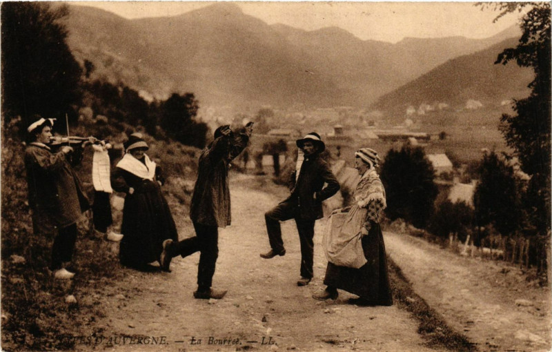 Carte postale ancienne Types d'Auvergne La Bourrée France Folklore