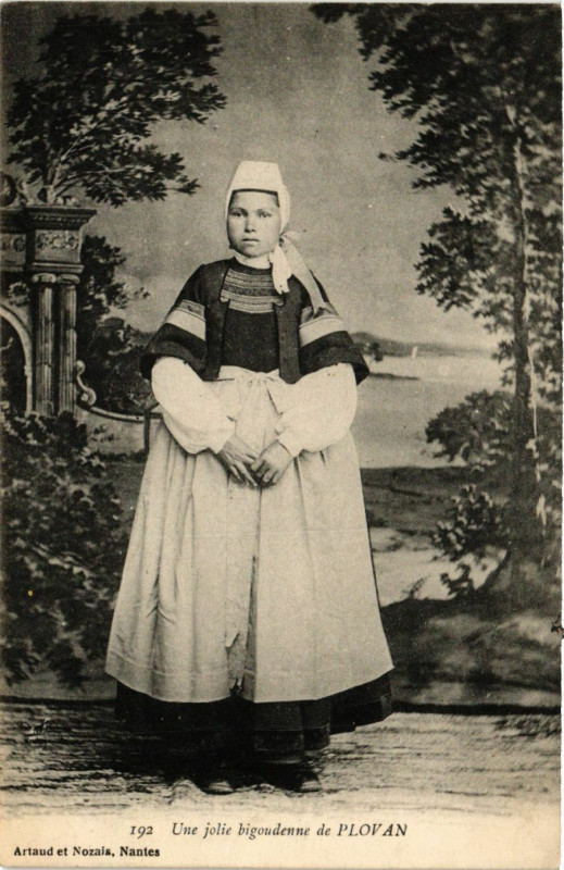 Carte postale ancienne Une jolie bigoudenne de Plovan France Folklore