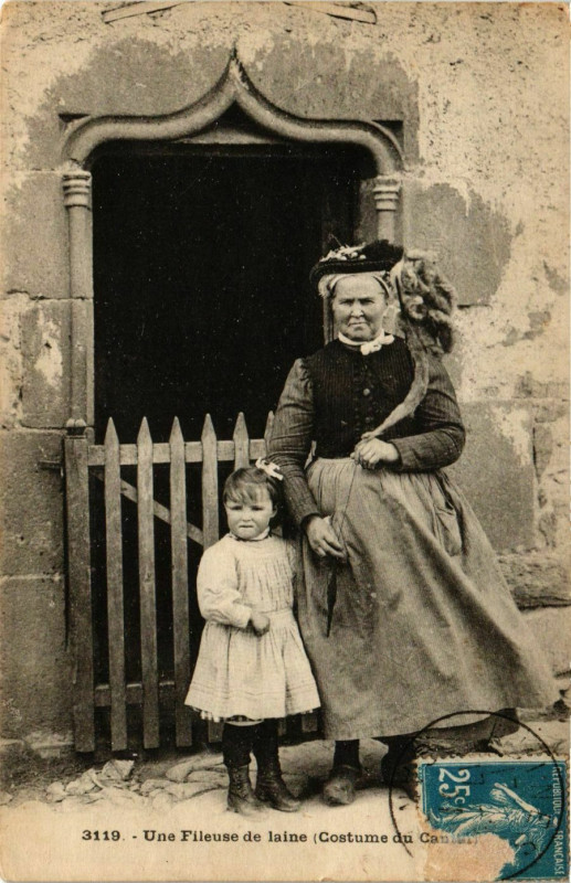 Carte postale ancienne Une Fileuse de laine France Folklore