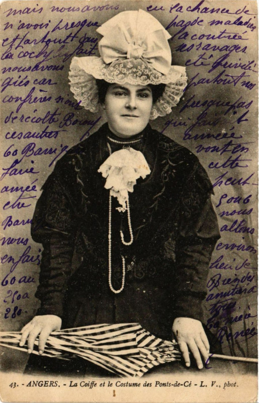Carte postale ancienne Angers La Coiffe et le Costume des Ponts-de-Ce France Folklore