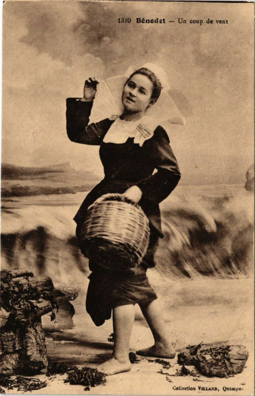 Carte postale ancienne Benodet Un coup de vent France Folklore