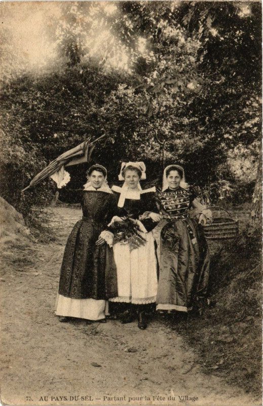 Carte postale ancienne Au Pays du Sel Partant pour le Fete du Village France Folklore