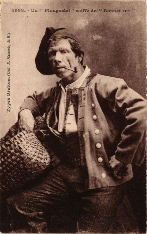 Carte postale ancienne Un Plougastel coiffe du Bonnet ruz France Folklore