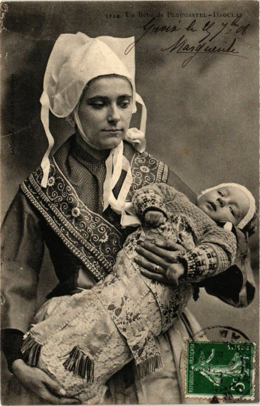 Carte postale ancienne Un bebe de Plougastel-Daoulas France Folklore
