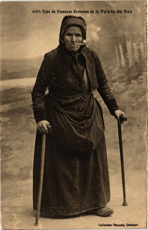 Carte postale ancienne Type de Fumeuse Bretonne de la Pointe du Raz France Folklore