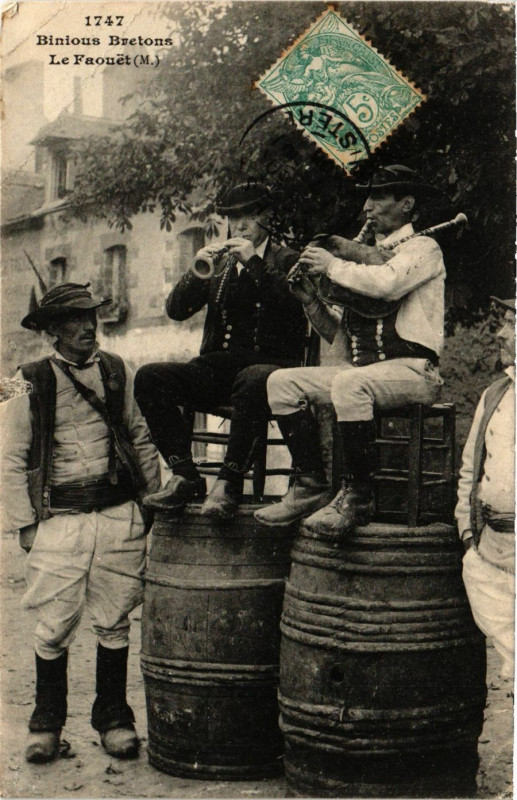 Carte postale ancienne Binious Bretons Le Faouet France Folklore