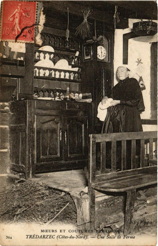Carte postale ancienne Tredarzec Une Salle de Ferme France Folklore