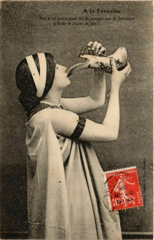 Carte postale ancienne A la Fontaine France Folklore