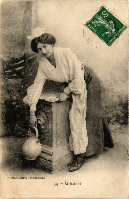 Carte postale ancienne Arlesienne France Folklore