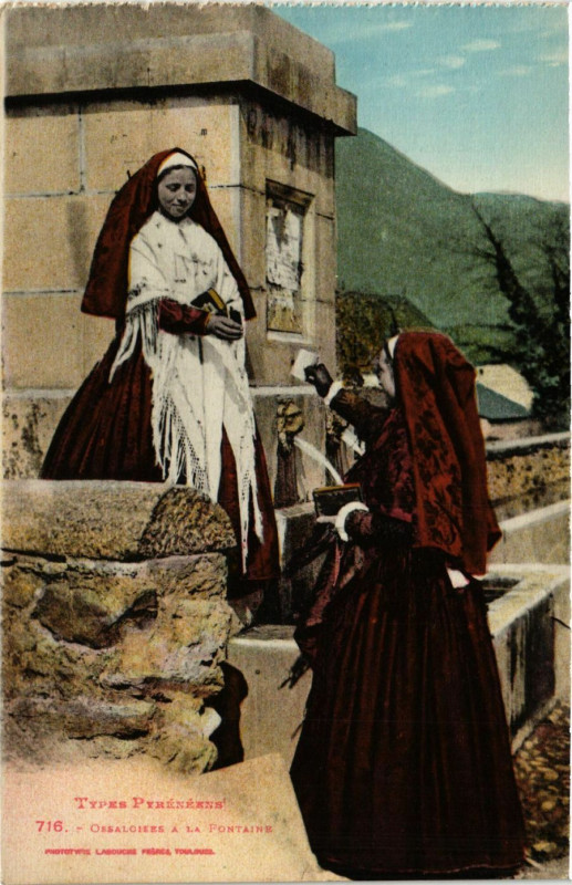 Carte postale ancienne Types Pyrenéens Ossaloises a la Fontaine France Folklore