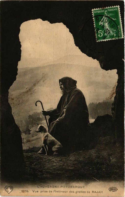 Carte postale ancienne Vue prise de l'int.des grottes de Rajah France Folklore