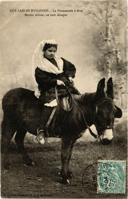 Carte postale ancienne Aux Sables d'Olonne France Folklore
