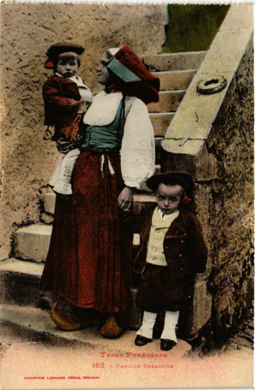 Carte postale ancienne Types Pyrenéens Famille Ossaloise France Folklore