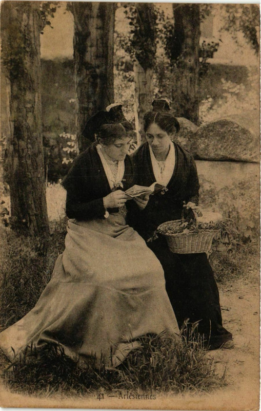 Carte postale ancienne Arlesienne France Folklore