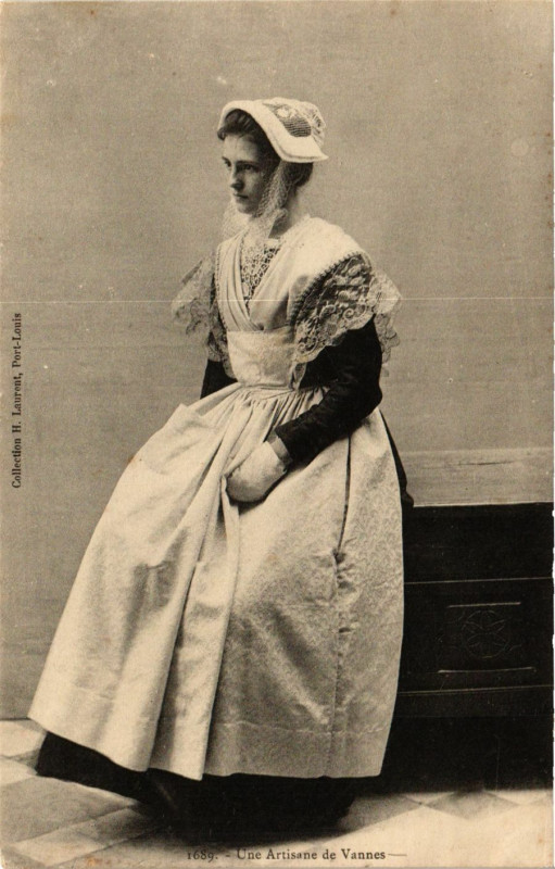 Carte postale ancienne Une Artisane de Vannes France Folklore