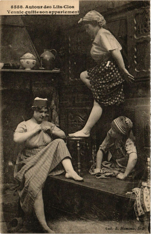 Carte postale ancienne Autour des Lits-Clos France Folklore