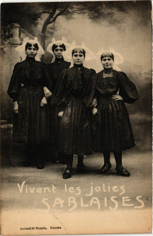 Carte postale ancienne Vivent les jolies Sablaises France Folklore