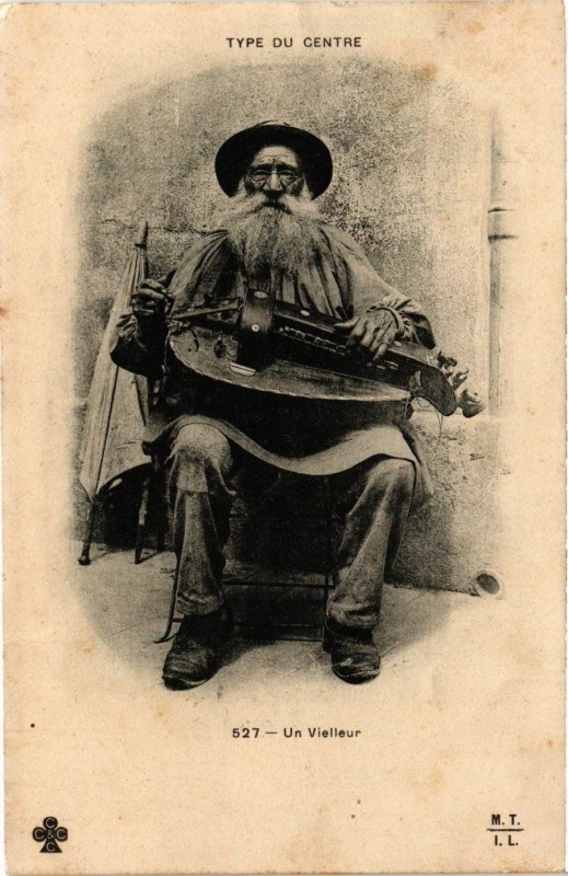 Carte postale ancienne Type du Centre Un Vielleur France Folklore