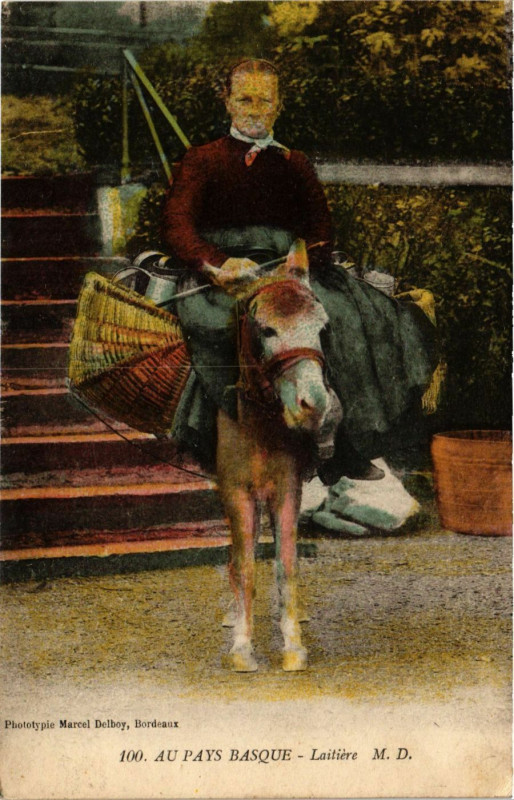 Carte postale ancienne Au Pays Basque Laitiere France Folklore