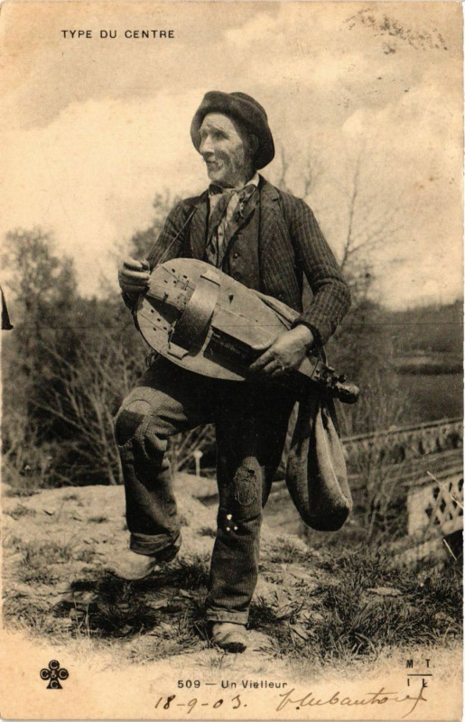 Carte postale ancienne Type du Centre Un Vielleur France Folklore