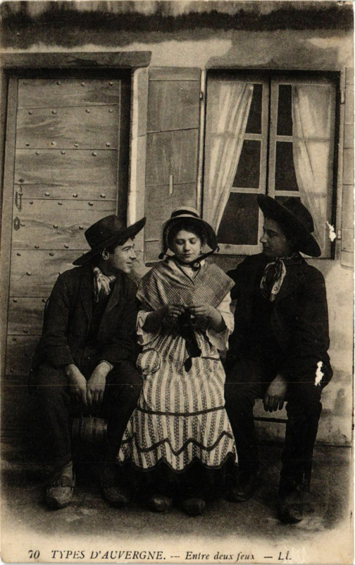 Carte postale ancienne Types d'Auvergne Entre deux feux France Folklore