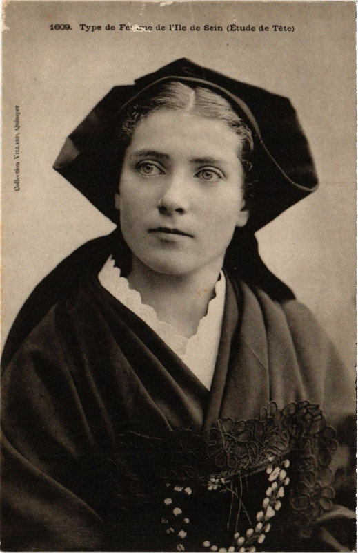 Carte postale ancienne Type de Femme de l'Ile de Sein France Folklore
