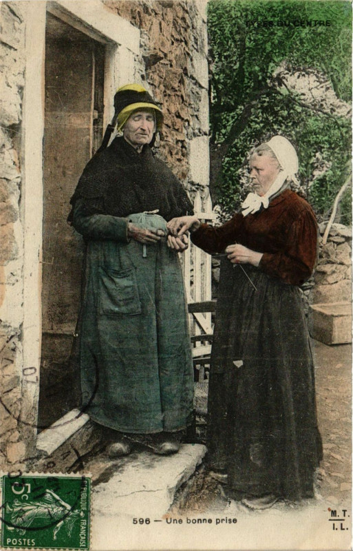 Carte postale ancienne Types du Centre Une bonne prise France Folklore