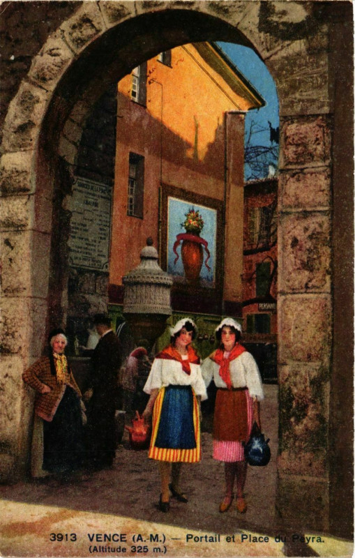 Carte postale ancienne Vence Portail et Place du Peyra France Folklore