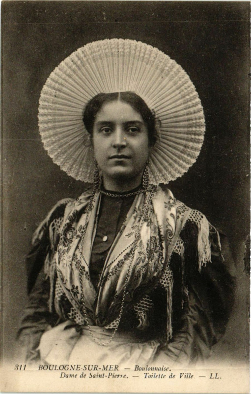 Carte postale ancienne Boulonnaise Dame de Saint-Pierre France Folklore