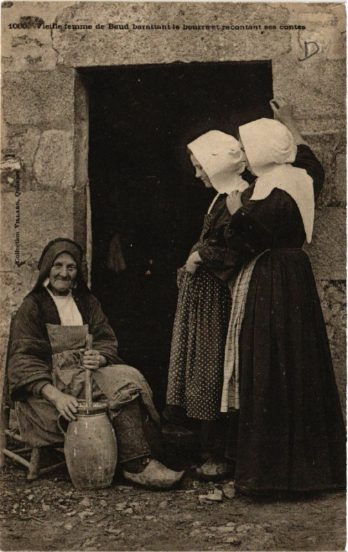 Carte postale ancienne Vieille femme de Baud barattant le beurre et racontant ses contes