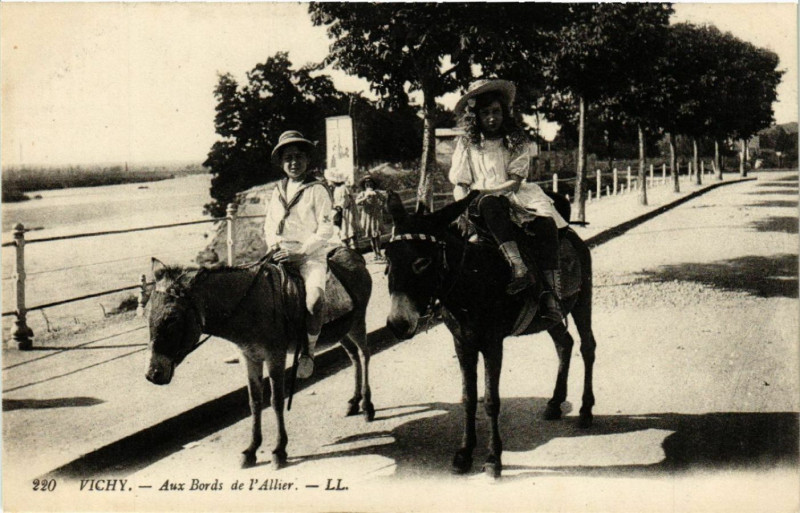 Carte postale ancienne Vichy - Aux Bords de l'Allier - Folklore - Types