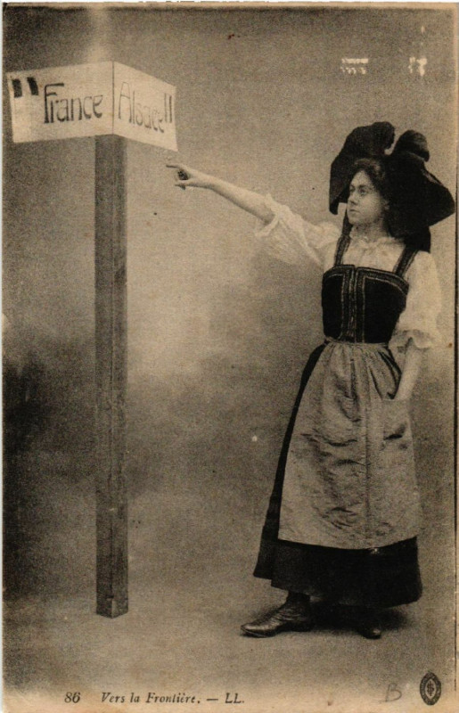 Carte postale ancienne Vers la Frontiere - Folklore - Types