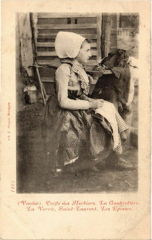Carte postale ancienne Vendée - Coiffe des Herbiers - Folklore - Types