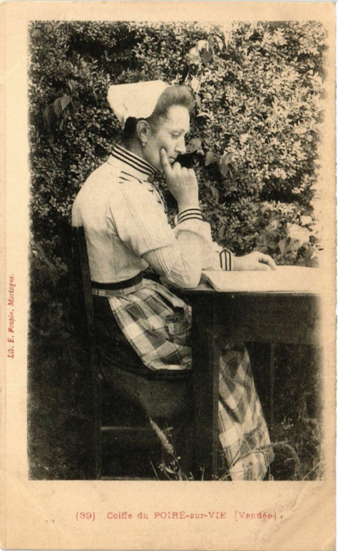 Carte postale ancienne Vendée - Coiffe de Poiré-sur-Vie - Folklore - Types